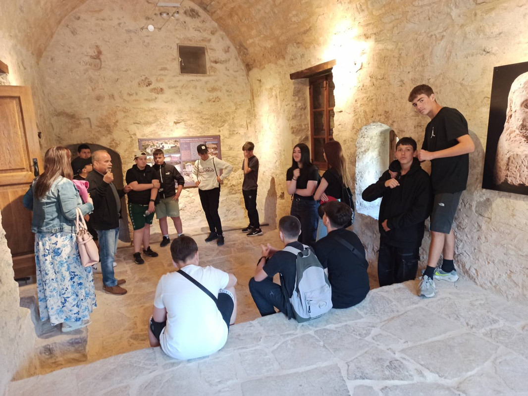 Ανδρομονάστηρο 8