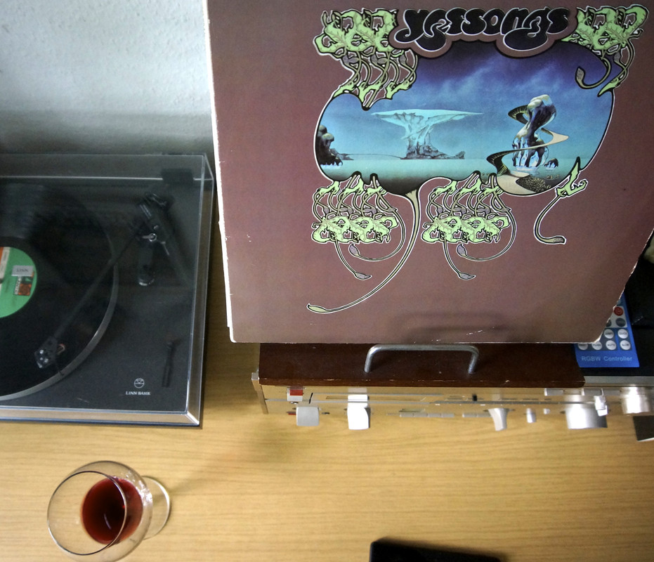 [Bild: Yessongs-mit-Wein.jpg]