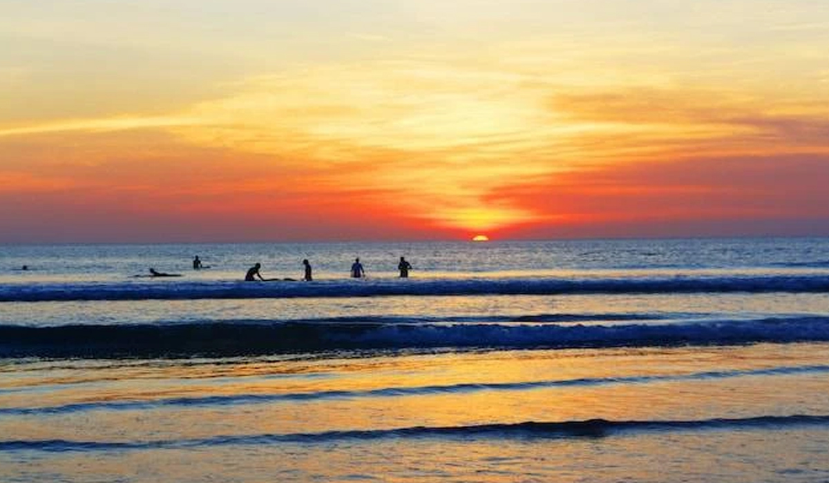 Pantai Candikusuma Menyimpan Pesona Sunset yang Bikin Susah Pulang