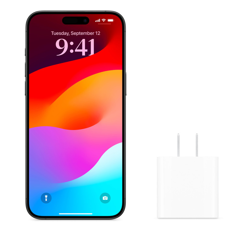 Adaptador conectado a un tomacorriente.