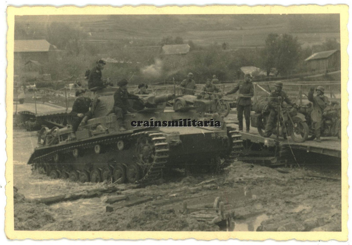 Orig. Foto Panzer IV Tank bei Maas Brücke b. SEDAN Ardennen Frankreich 1940