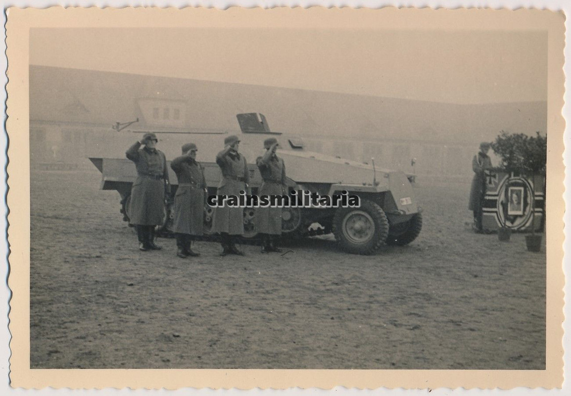 Orig. Foto Offiziere b. Panzerspähwagen SdKfz 25