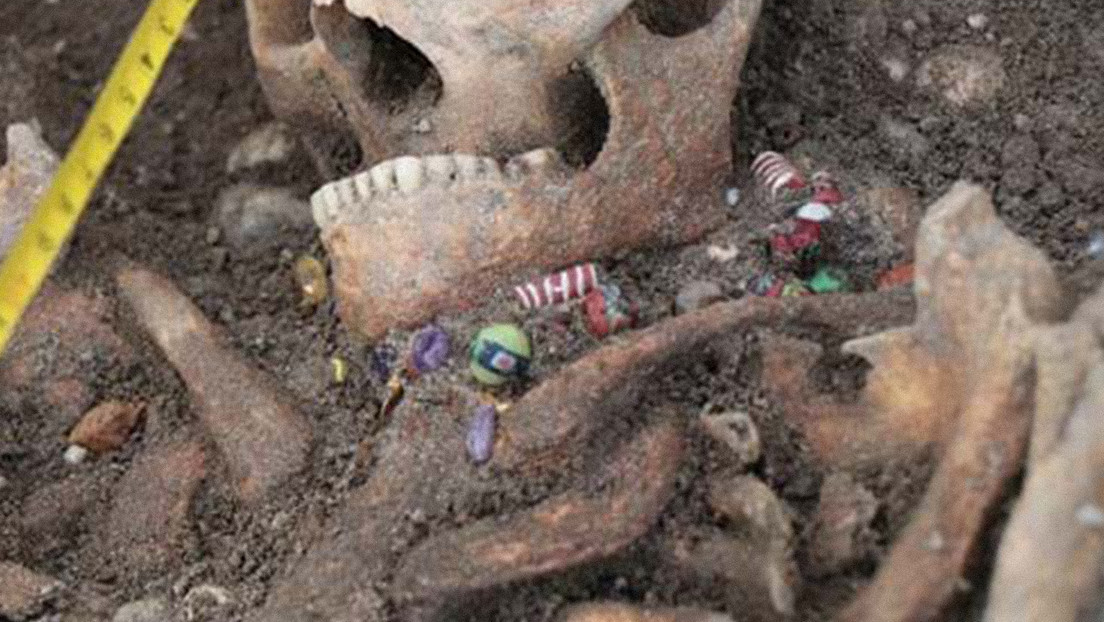 Hallan tumba de una princesa del siglo VI; vestía collares de oro y vidrio