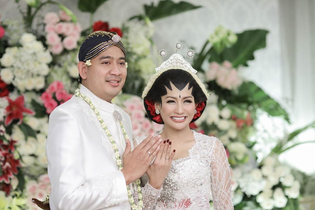 Tata Janeeta mengunggah momen pernikahannya dengan Raden Brotoseno, mantan suami Angelina Sondakh di akun Instagram pribadinya, Rabu (4/11/2020).