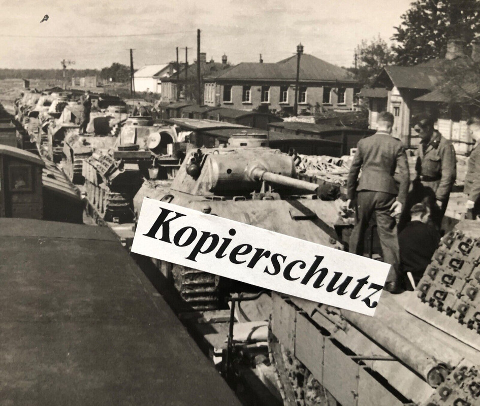 TOP Foto viele Panzer Panther Bahntransport v. Luftwaffensoldaten besichtigt (2)