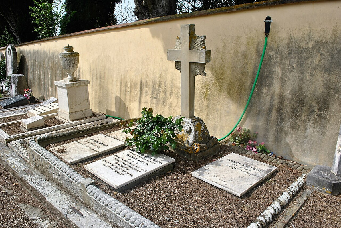III-Cimitero-Evangelico-agli-Allori-grave-Violet-Trefusis