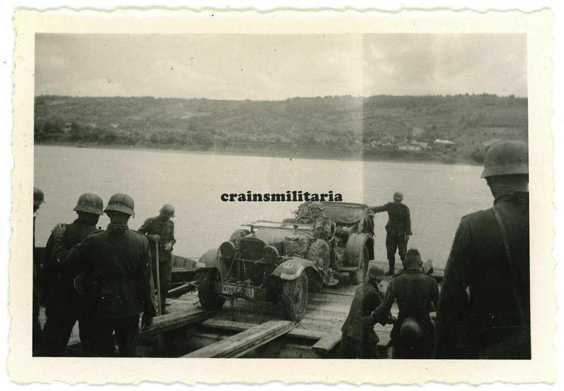 Orig. Foto Kübelwagen Pkw mit 170.ID Wappen auf Fähre Ponton in Russland