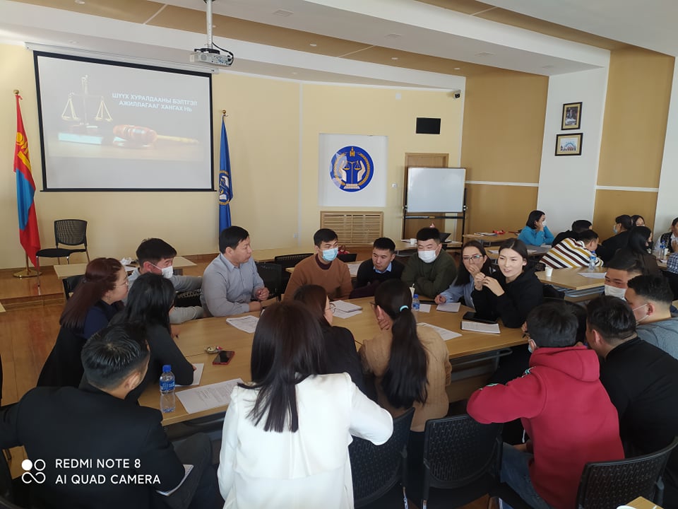 Шүүх хуралдааны нарийн бичгийн дарга нарыг сургалтад хамруулж байна
