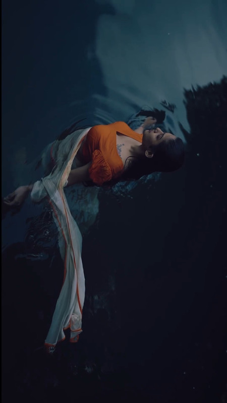 cute sexy malayali model sexy wet navel and boobs in kerala saree.mp4_snapshot_00.15.642