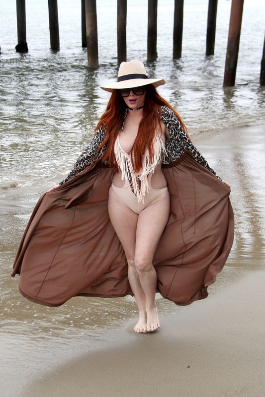 Phoebe-Price-upskirt-STARS-com-3