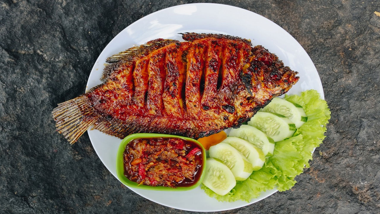 Kuliner Khas dan Akomodasi Nyaman di Sekitar Pantai
