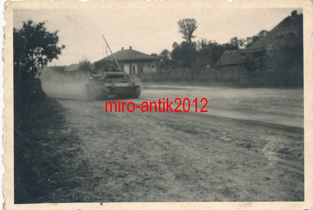 Foto, Wehrmacht, Panzer stürmt durch eine Ortsch