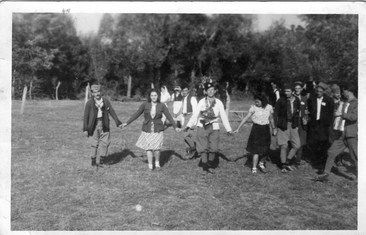 [Слика: Kosa-Jovanovic-u-kolu.jpg]