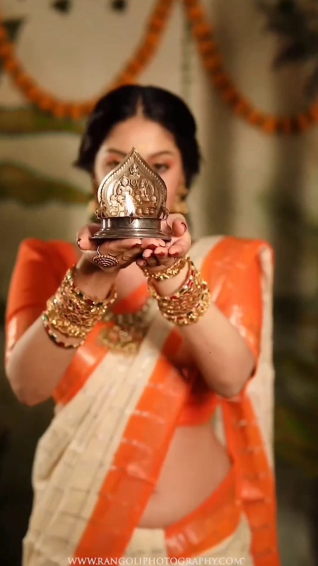 kannada actreesss sexy navel in tradtional orange saree.mp4_snapshot_00.09.516