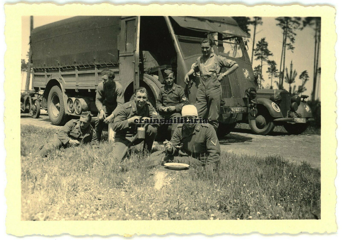 Orig. Foto Frankreich Beute Lkw Renault Citroën Peugeot m. Wappen in Russland
