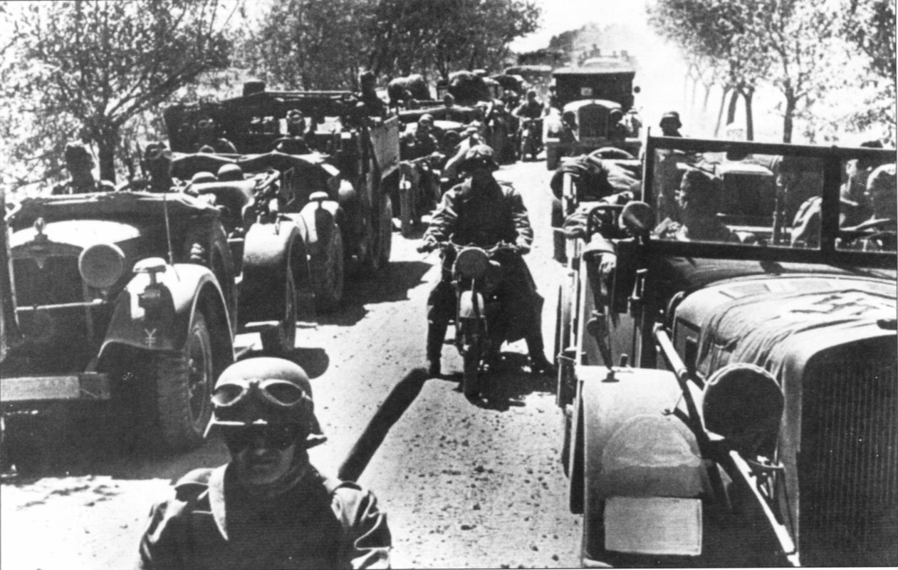 Колонна техники 17-й танковой дивизии вермахта на марше, летом 1941-го года.