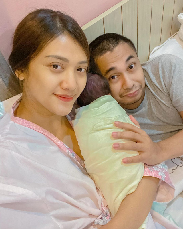 Raditya Dika dan Anissa Aziza saat menggendong anak keduanya yang baru saja lahir pada 3 November 2020.