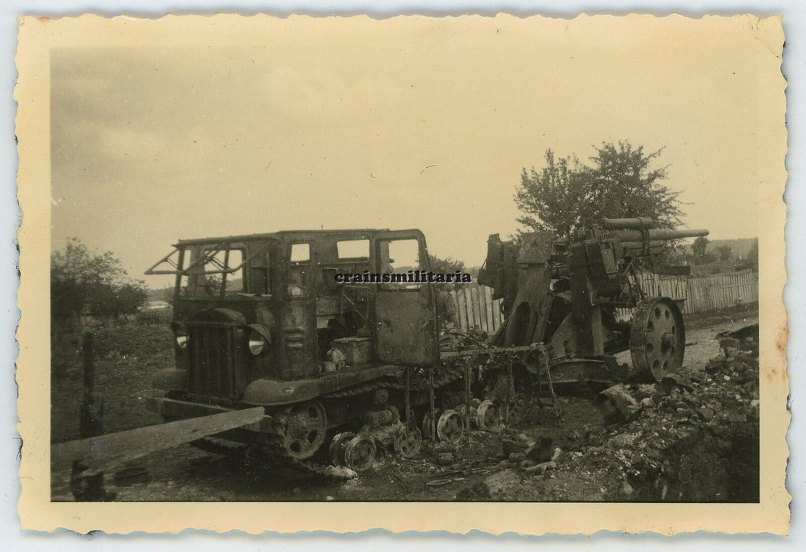 Orig. Foto Beute Panzer Schlepper m. Artillerie Geschütz in Russland 1941