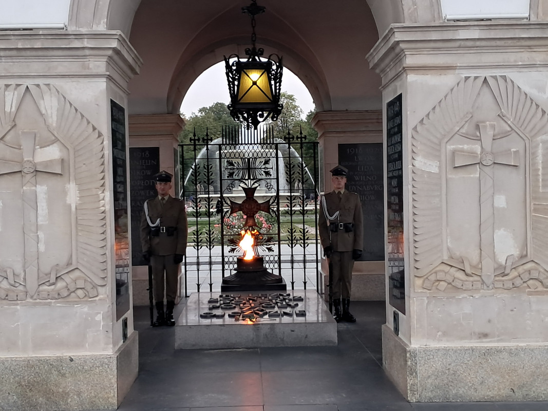 Varsovia 2024 la ciudad Fénix que resurgió de sus cenizas. - Blogs of Poland - Dia 1-Palacio Real, centro histórico y Free tour. (49)