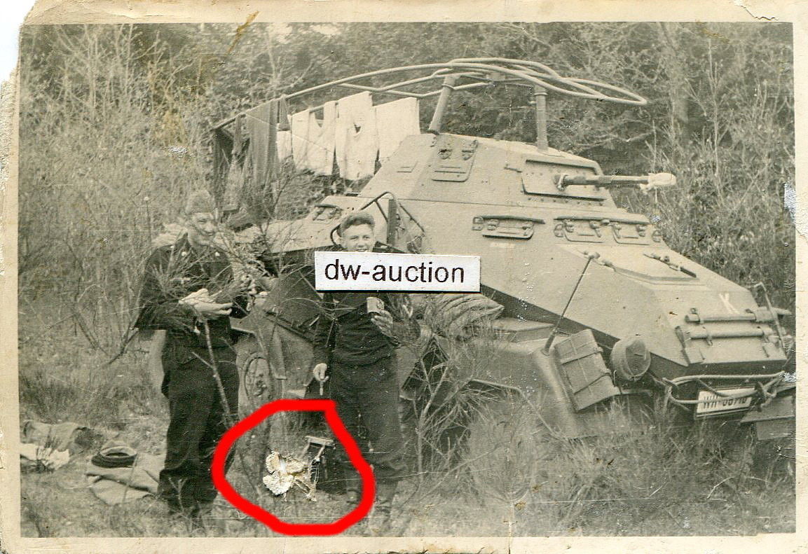 Panzerspähwagen mit Besatzung bei Pause