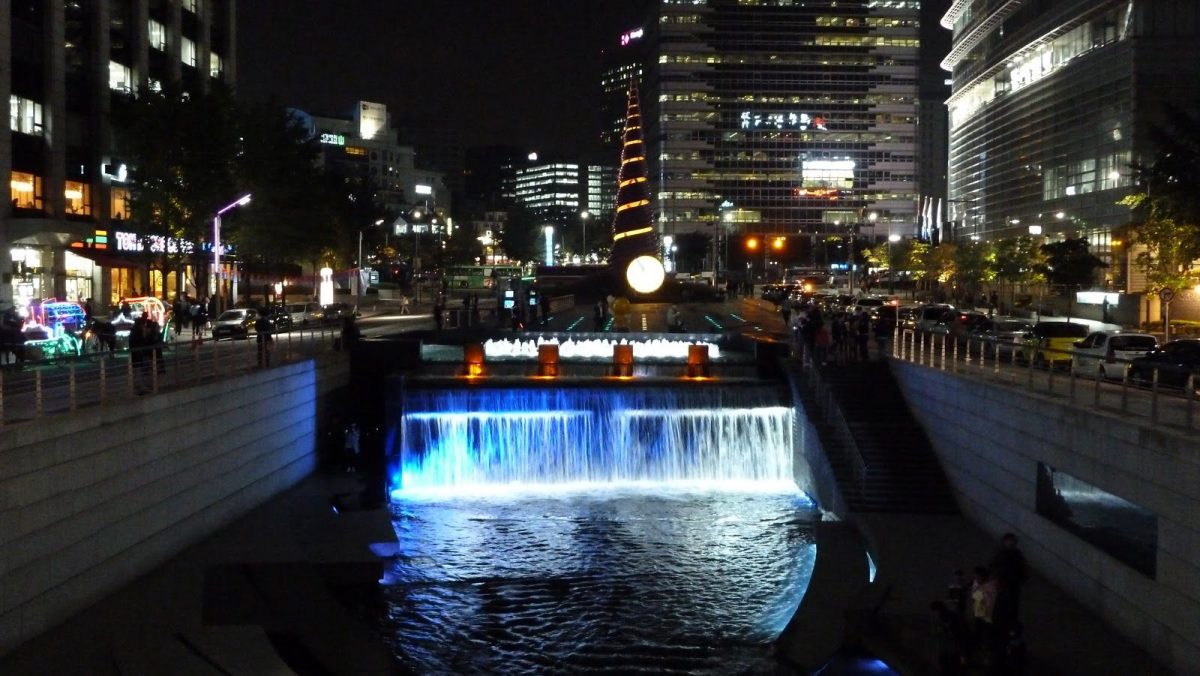 Gwanghwamun Square pada malam hari