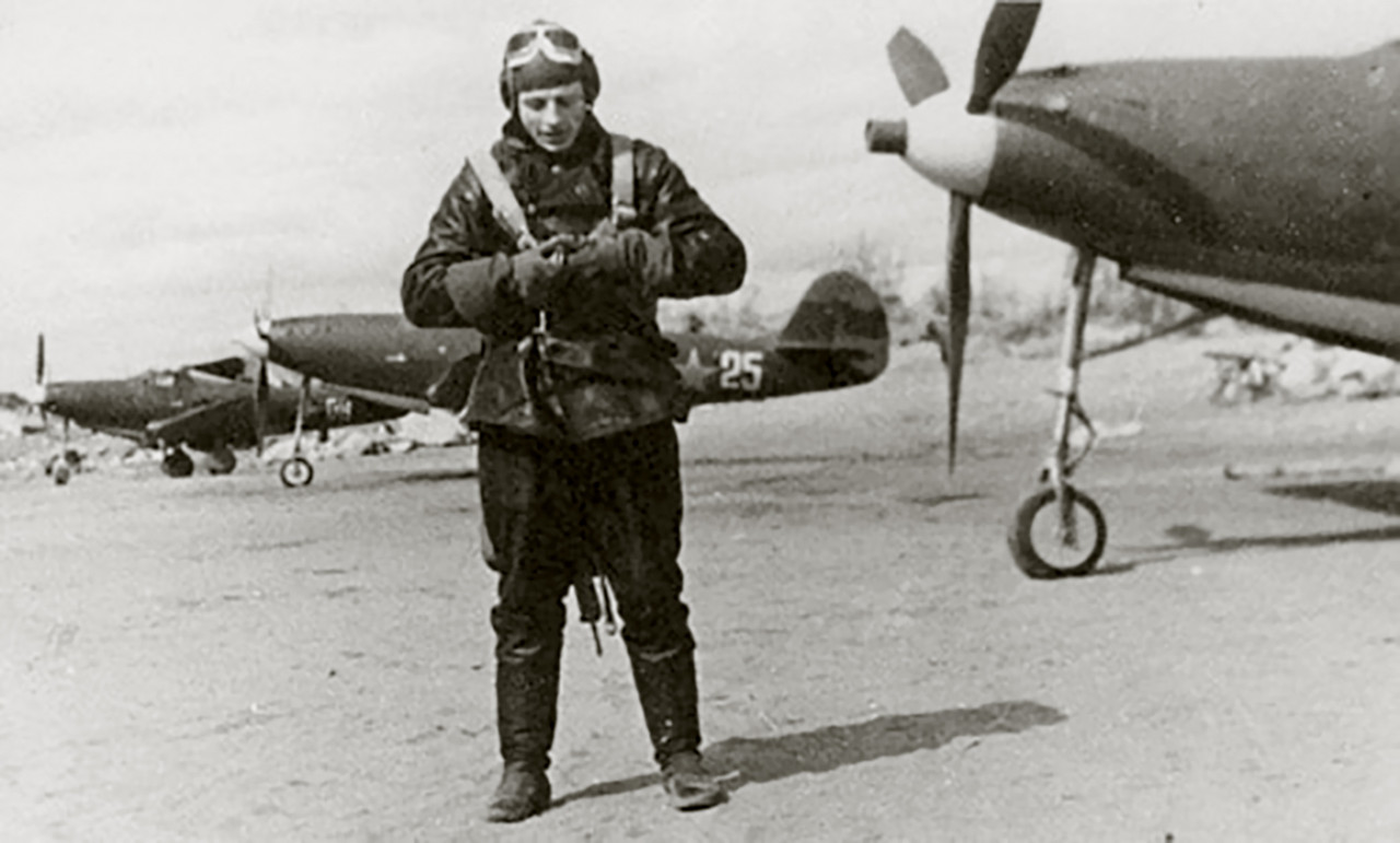 Bell P 39 Airacobra 2 Gv IAP with EA Gridyushko at a Soviet airfield ...