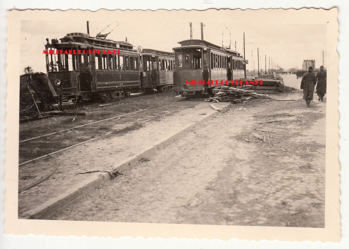 Soldaten Panzer Abteilung 67 Vorort Straßenbahn Warschau zerschossen 1939