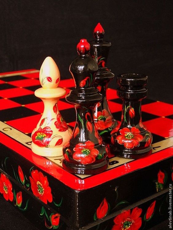 redchesspieces.jpg