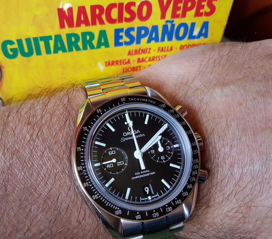 Omega Speedmaster Moonwatch Co-Axial Chronograph 44.25 mm Cal. 9300 (2)