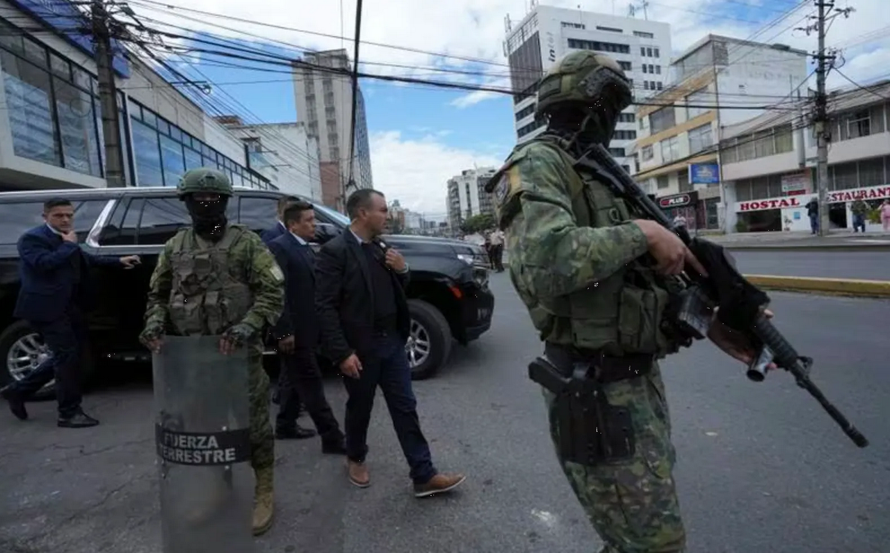 Suman 859 detenidos en Ecuador