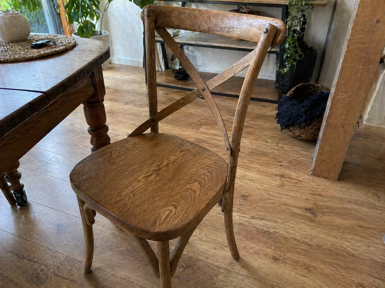 Chaise en bois propre