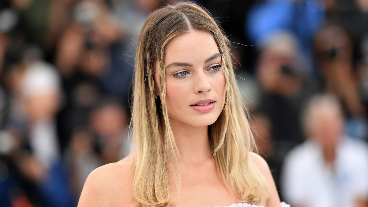 Margot Robbie dio cátedra de estilo con un look de Mango ideal para la oficina