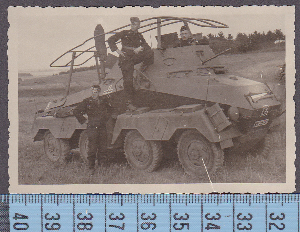 Super Foto 2.WK.Kameraden mit Aufklärungspanzer