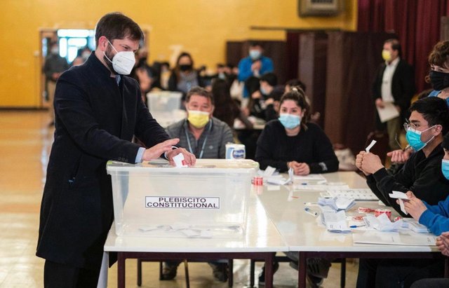 Boric en el plebiscito constitucional Boric en el plebiscito constitucional