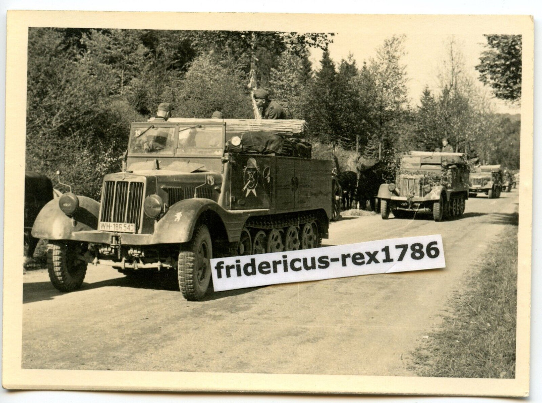 Foto WH Vormarsch Sd Kfz Halbkette mit Bemalung Totenkopf Bär Churchill1
