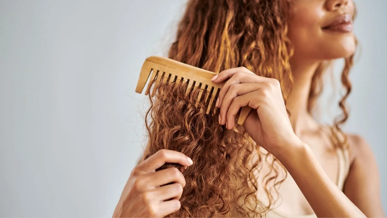 ¿Cómo se hace el tónico de romero para el cabello?