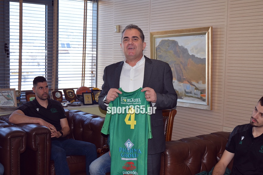 , Οι θριαμβευτές της Καλαμάτας ’80 στο Δημαρχείο: Η πόλη υποκλίθηκε στους πρωταθλητές! – «Να γιορτάσουμε και για την Μαύρη Θύελλα» (φωτο & βίντεο)