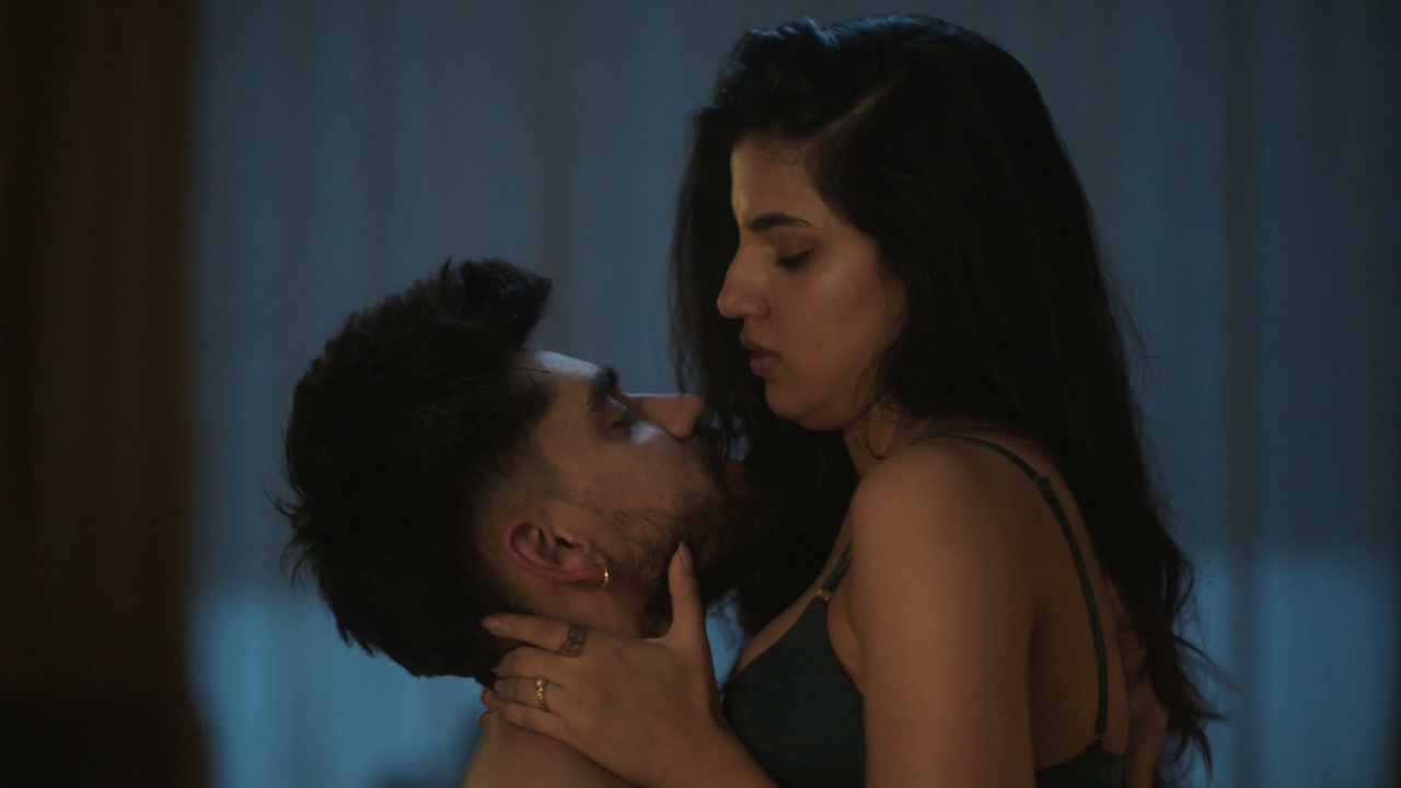 Asheema Vardaan bold romance and intimate liplock scene screen capture from Ab Hoga Hisaab Season 1.