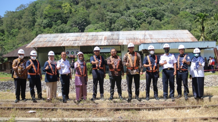 Para pejabat dari 4 perusahaan BUMN melakukan kerja sama untuk perbaikan sarana dan prasarana KA Sawahlunto-Muaro Kalaban, Jumat (1/7/2022)