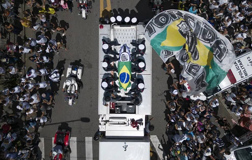 Los restos de Pelé, cubiertos con la bandera brasileña, recorren las calles de Santos, Brasil, el martes 3 de enero de 2023.