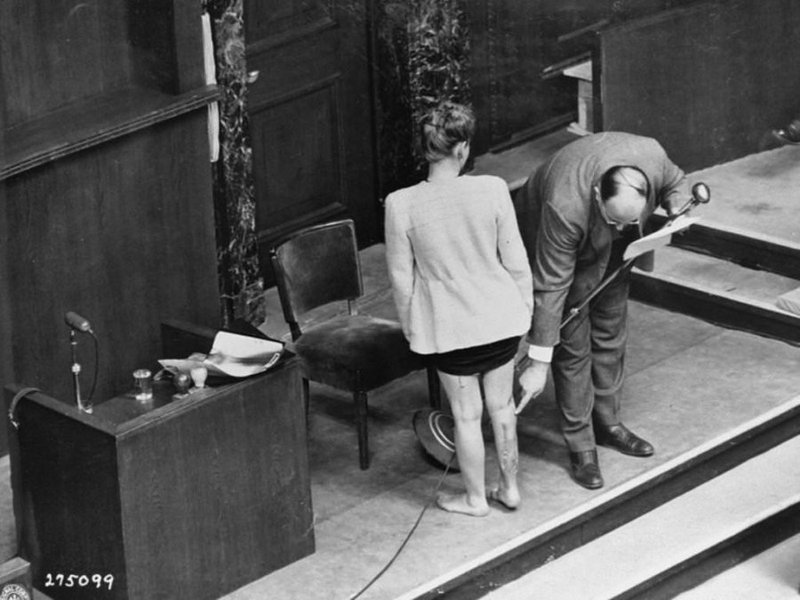 Durante el testimonio en el juicio de los doctores, el experto médico estadounidense, el Dr. Leo Alexander, señala cicatrices en la pierna de Jadwiga Dzido. Dzido, un miembro de la clandestinidad polaca, fue víctima de experimentos médicos en el campo de concentración de Ravensbrück