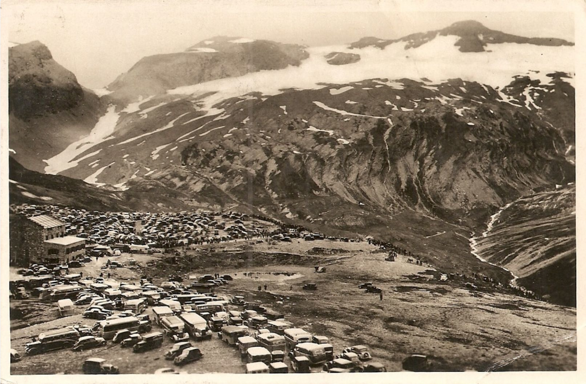 Col de l'Iseran, stationnement autour du Châlet-Hôtel