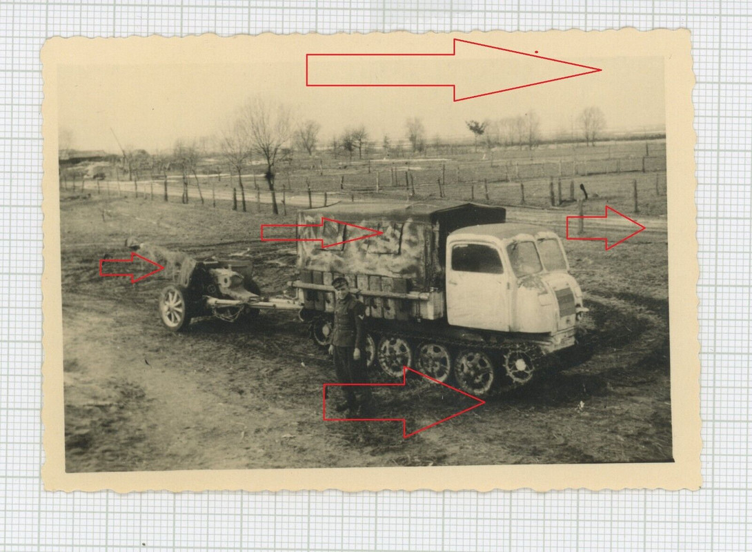 Foto Wehrmacht Raupenschlepper schleppt ein Artilleriegeschütz