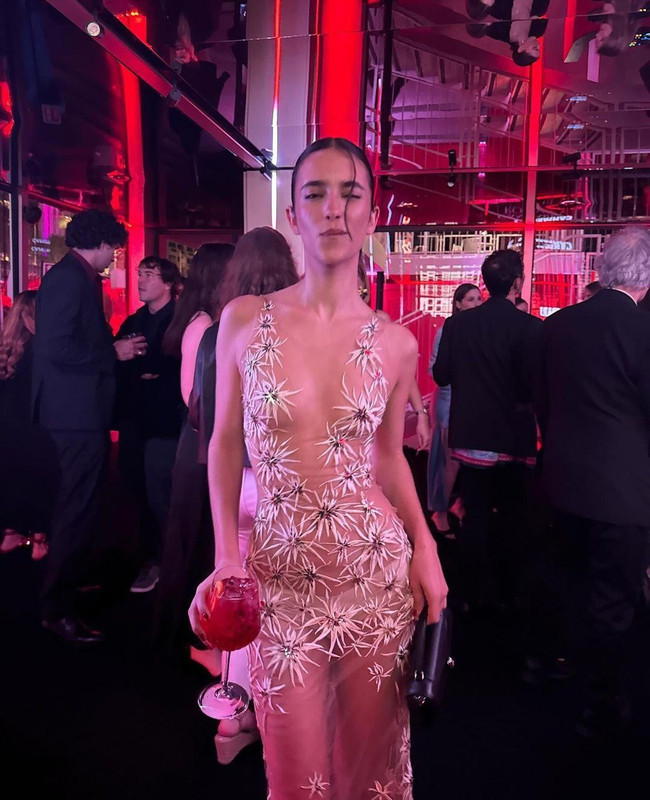 [Εικόνα: campari-event-renee-elisha-v0-8oxkfztk743d1.jpg]