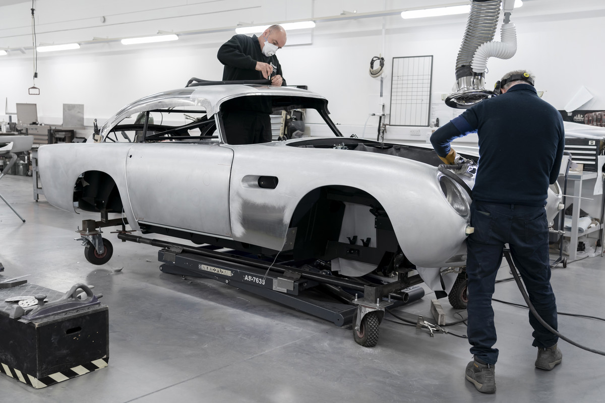 AstonMartinDB5GoldfingerContinuation_01