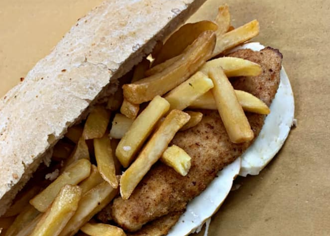 P5. Cotoletta di pollo, insalata, formaggio, salsa rosa