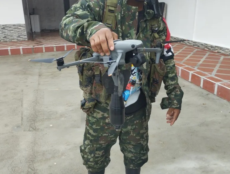 Miembro-del-ELN-sosteniendo-un-dron-armado-con-una-granada-para-ataque-Foto-RRSS.jpg