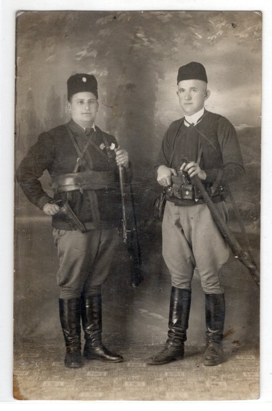 [Слика: Dva-predratna-cetnika-u-studiju-Znacka-u...277235.jpg]