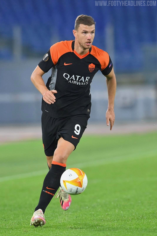 roma 20 21 third kit on pitch (22)
