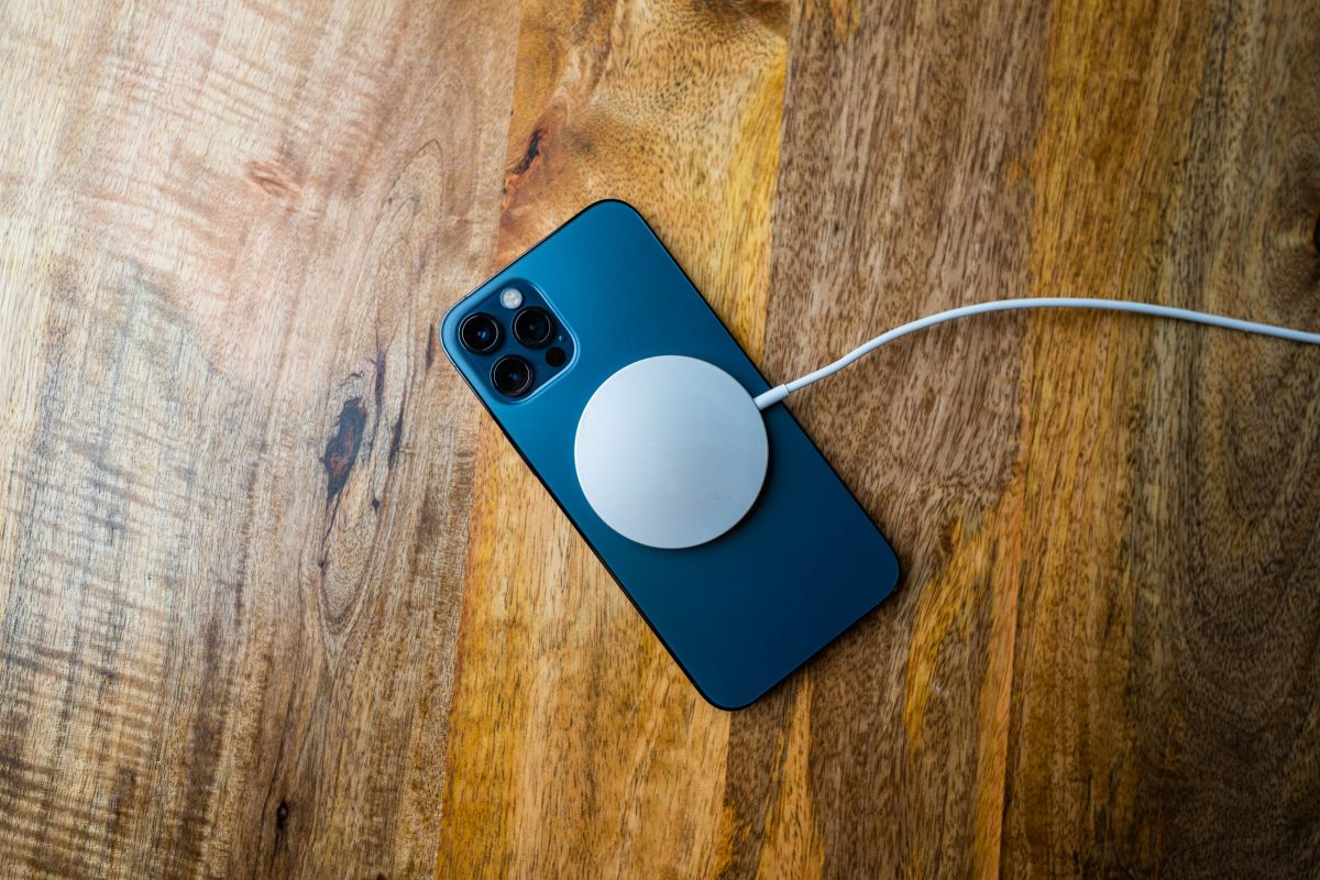 China demanda a Apple por vender iPhone 12 sin cargador